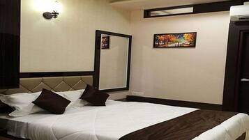Egyptian cotton sheets, premium bedding, in-room safe, free WiFi