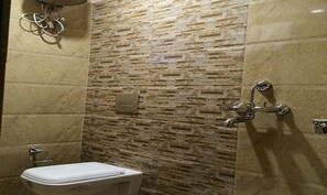 Deluxe Room | Bathroom | Shower, rainfall showerhead, free toiletries, towels - Fabhotel Purvika (Varanasi)