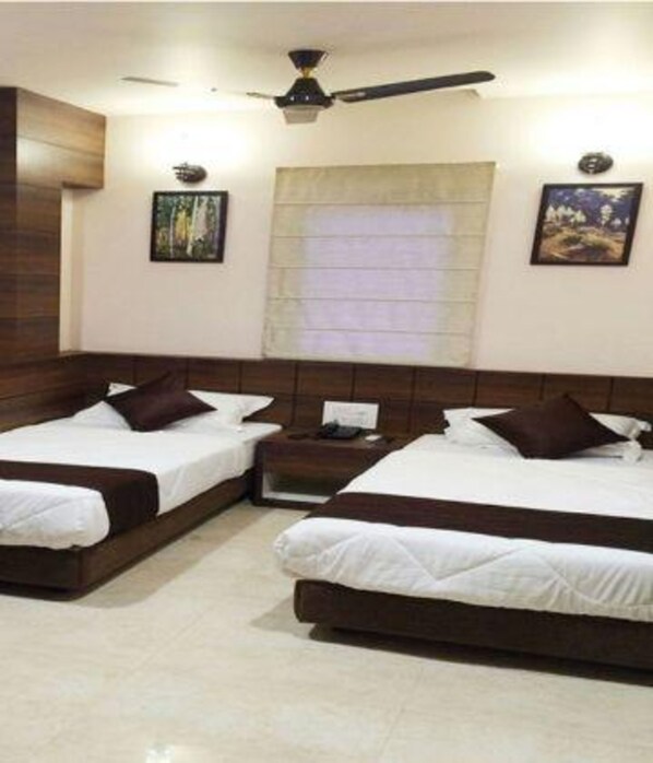 Egyptian cotton sheets, premium bedding, in-room safe, free WiFi