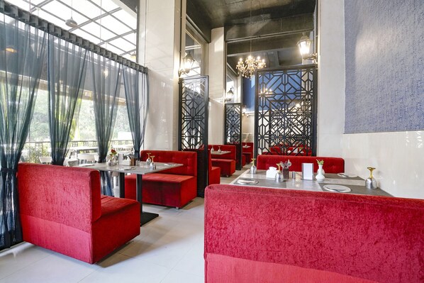 Lobby sitting area - Fabhotel Prime Majhali (Nashik)