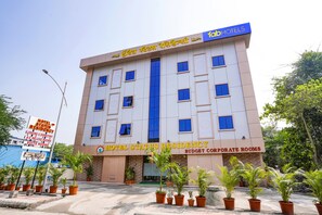 Exterior - Fabhotel Status Residency (Navi Mumbai)