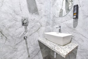 Shower, rainfall showerhead, free toiletries, towels - Fabhotel Hari Residency (Haridwar)