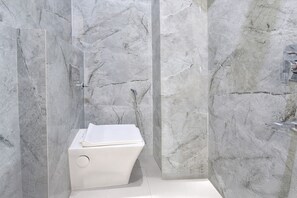 Deluxe-herbergi | Baðherbergi | Sturta, regnsturtuhaus, snyrtivörur án endurgjalds, handklæði