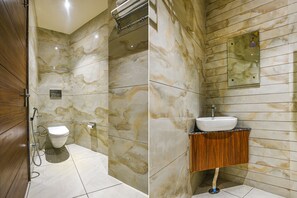 Premium kamer | Badkamer | Een douche, een regendouche, gratis toiletartikelen, handdoeken
