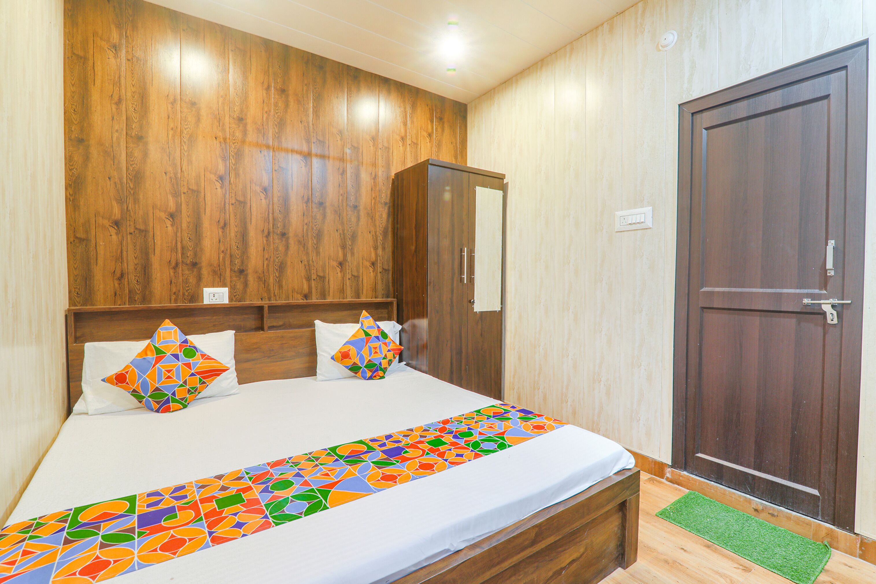 Egyptian cotton sheets, premium bedding, in-room safe, free WiFi