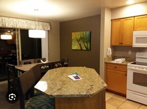 Fridge, microwave, oven, stovetop - Christmas Lights Leavenworth
Sleeps 6 2br 2ba Available
Dec 12-19 or Dec 20-27!! (Leavenworth)