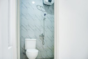 Deluxe Double Room | Bathroom | Shower, towels - Hotel O Teluk Betung Near Water Park Lembah Hijau Formerly Kanajiwa Guesthouse 2 (Bandar Lampung)