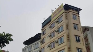 En byggnad med flera våningar, och en skylt som visar att det är ett hotell.