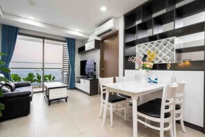 Apartamento superior, 2 habitaciones, cocina, vistas a la ciudad | Zona de estar | Televisión de pantalla plana de 42 pulgadas con canales por cable