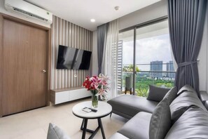 Superior-lejlighed - 2 soveværelser - køkken - byudsigt | Opholdsområde | 42-tommers fladskærms-tv med kabelkanaler