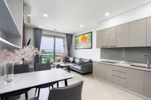 Superior-lejlighed - 2 soveværelser - køkken - byudsigt | Privat køkken | Køleskab, mikrobølgeovn, kogeplade, elkedel