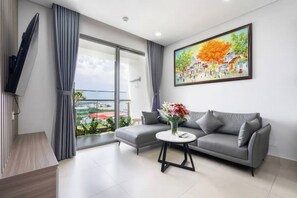 Superior-lejlighed - 2 soveværelser - køkken - byudsigt | Opholdsområde | 42-tommers fladskærms-tv med kabelkanaler