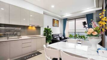 Superior Apartment, 2 Bedrooms, Kitchen, City View | In-room dining