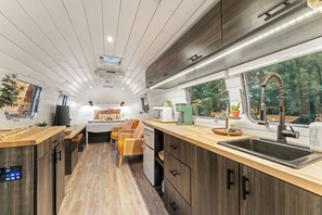 Kylskåp, mikrovågsugn, ugn och spishäll