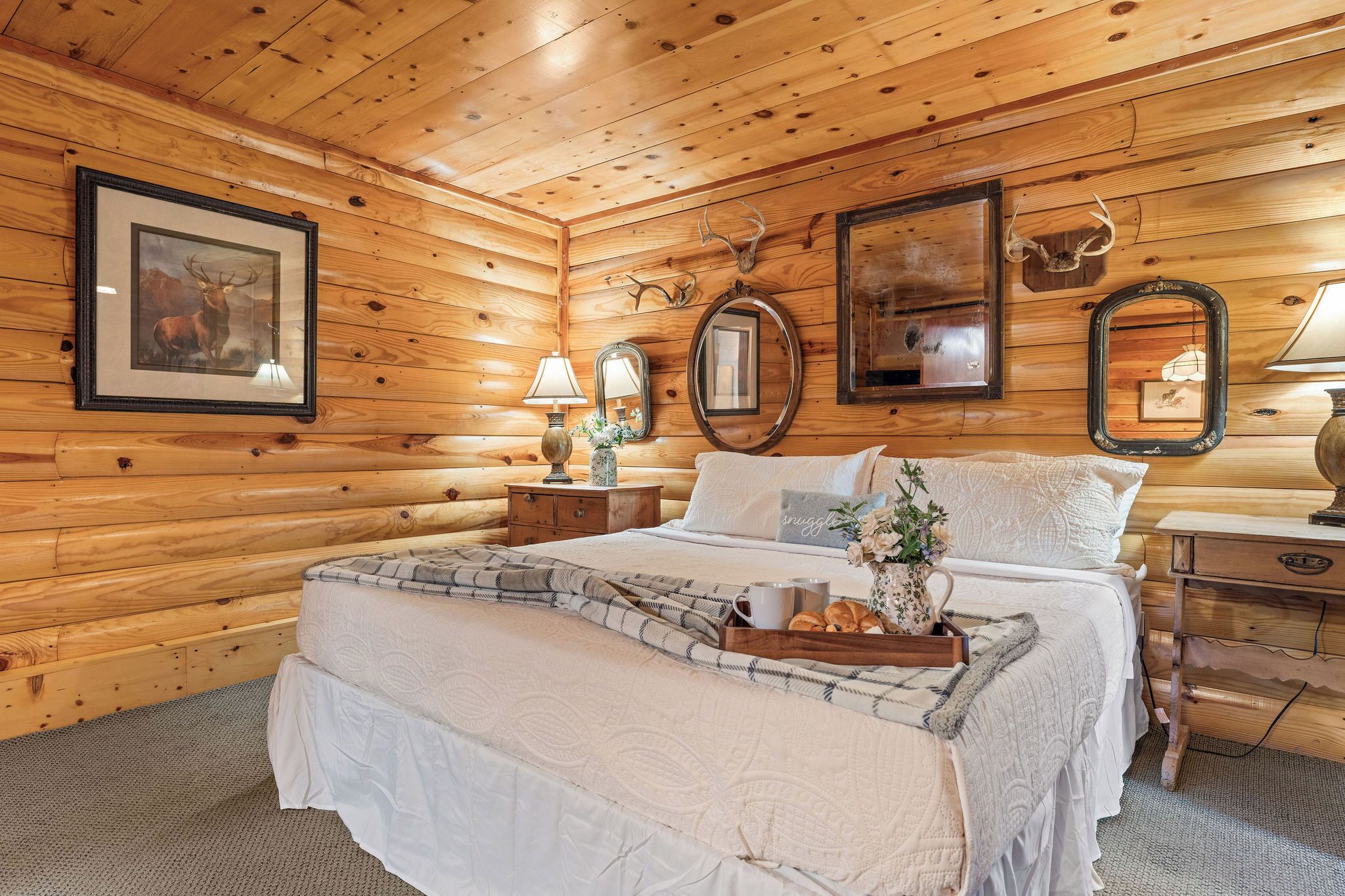 5 soverom, skrivebord, strykejern/-brett og reiseseng for barn