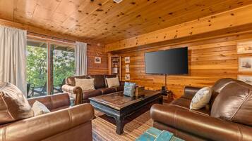 Smart-TV, Tischtennisplatte, Bücher