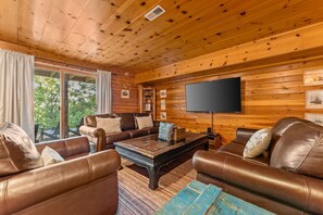 Smart-tv, ett bordtennisbord och böcker