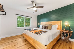 5 bedrooms, desk, iron/ironing board, travel cot