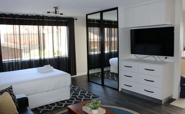 1 dormitorio, tabla de planchar con plancha, wifi y ropa de cama