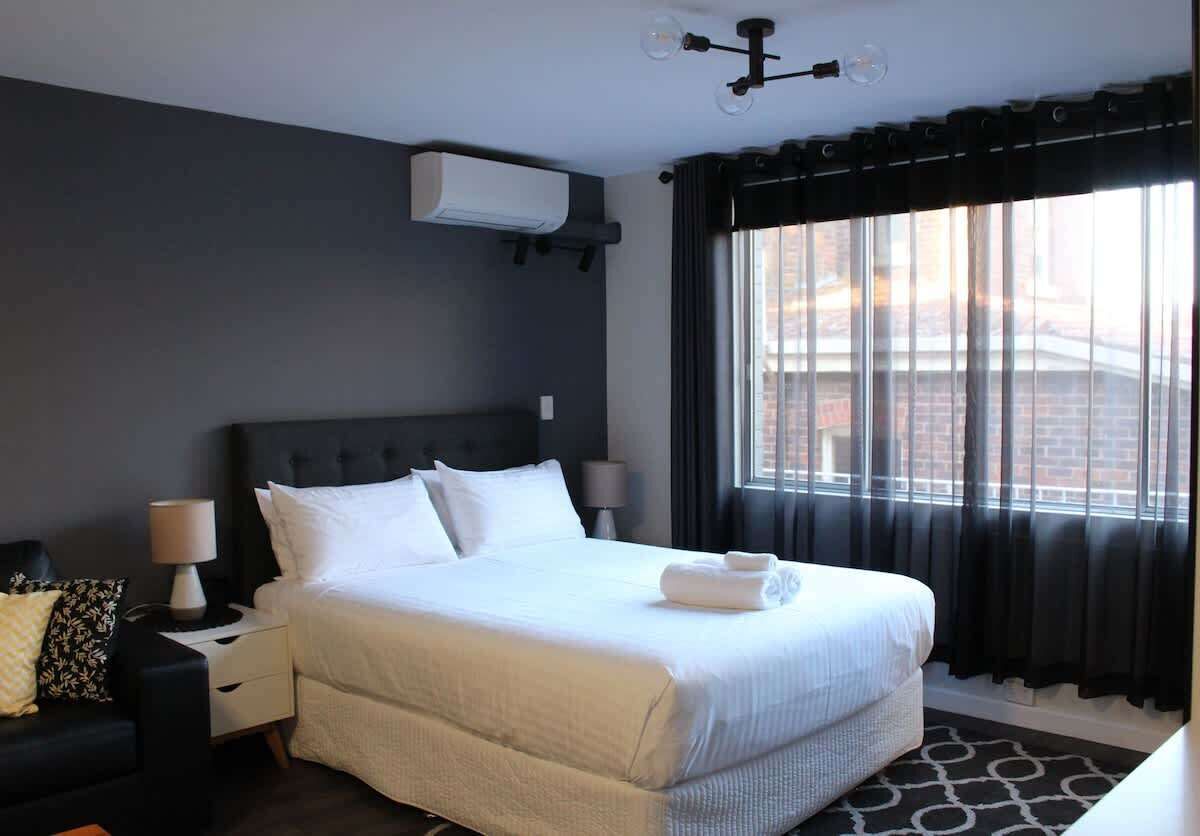 1 slaapkamer, een strijkplank/strijkijzer, wifi, beddengoed