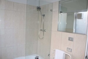 Chuveiro, secador de cabelo, toalhas de banho 