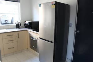 Een koelkast, een magnetron, een oven, een kookplaat