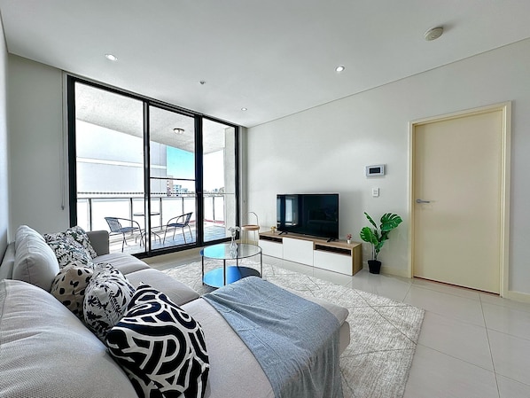 Comfort appartement, 2 slaapkamers, uitzicht op de stad | Woonruimte | Flatscreentelevisie