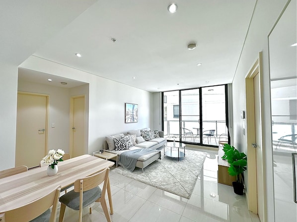 Appartement Confort, 2 chambres, vue sur la ville | Aire de séjour | Téléviseur à écran plat