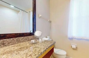 Haartrockner, HandtĂŒcher, Seife, Toilettenpapier