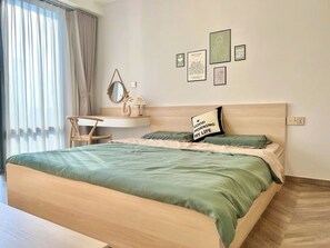 Superior appartement, 2 slaapkamers, keuken, uitzicht op de stad | Een bureau, een laptopwerkplek, geluiddichte muren, gratis wifi