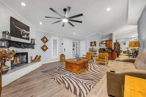 تلفزيون، مدفأة، مكتب