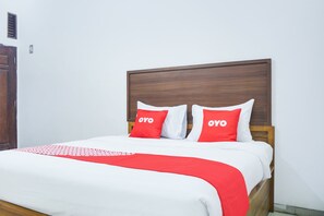Doppia Standard | Una scrivania, Wi-Fi gratuito, lenzuola