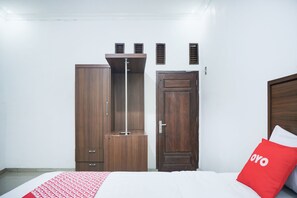 Una scrivania, Wi-Fi gratuito, lenzuola
