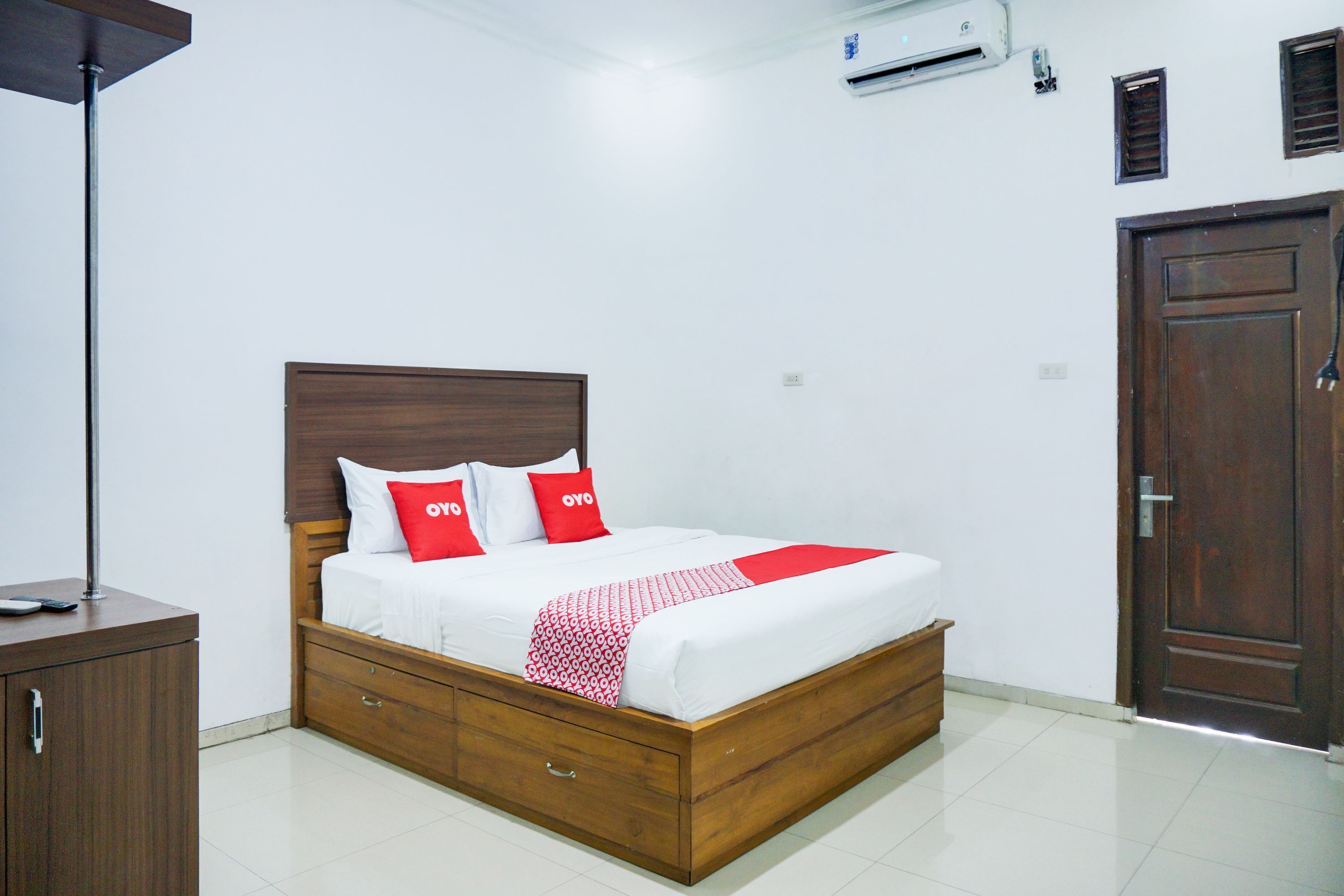 Desk, free WiFi, bed sheets