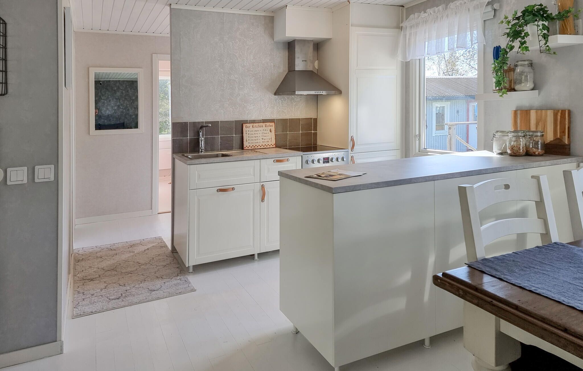 Réfrigérateur, four, plaque de cuisson, cafetière/bouilloire