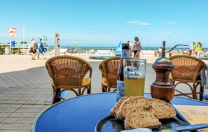 Outdoor dining - Cozy apartment in Oostende (Oostende)