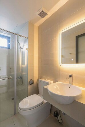 Superior Apartment, 2 Bedrooms, Kitchen, City View | Bilik Mandi | Gabungan pancuran/tab mandi, kelengkapan dandanan diri berjenama 