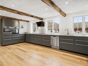 Kjøleskap, mikrobølgeovn, ovn og oppvaskmaskin