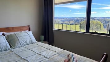 3 bedrooms, iron/ironing board, bed sheets