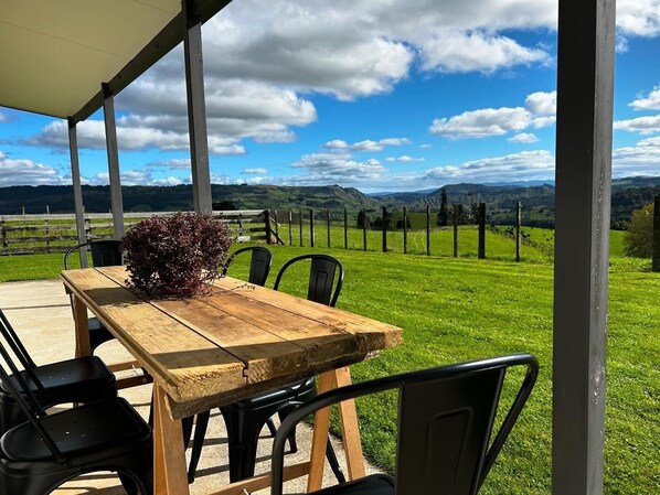 Outdoor dining - Rotowai Hills Farm Stay. Nestled in the head of the stunning Mokauiti Valley. (Aria)