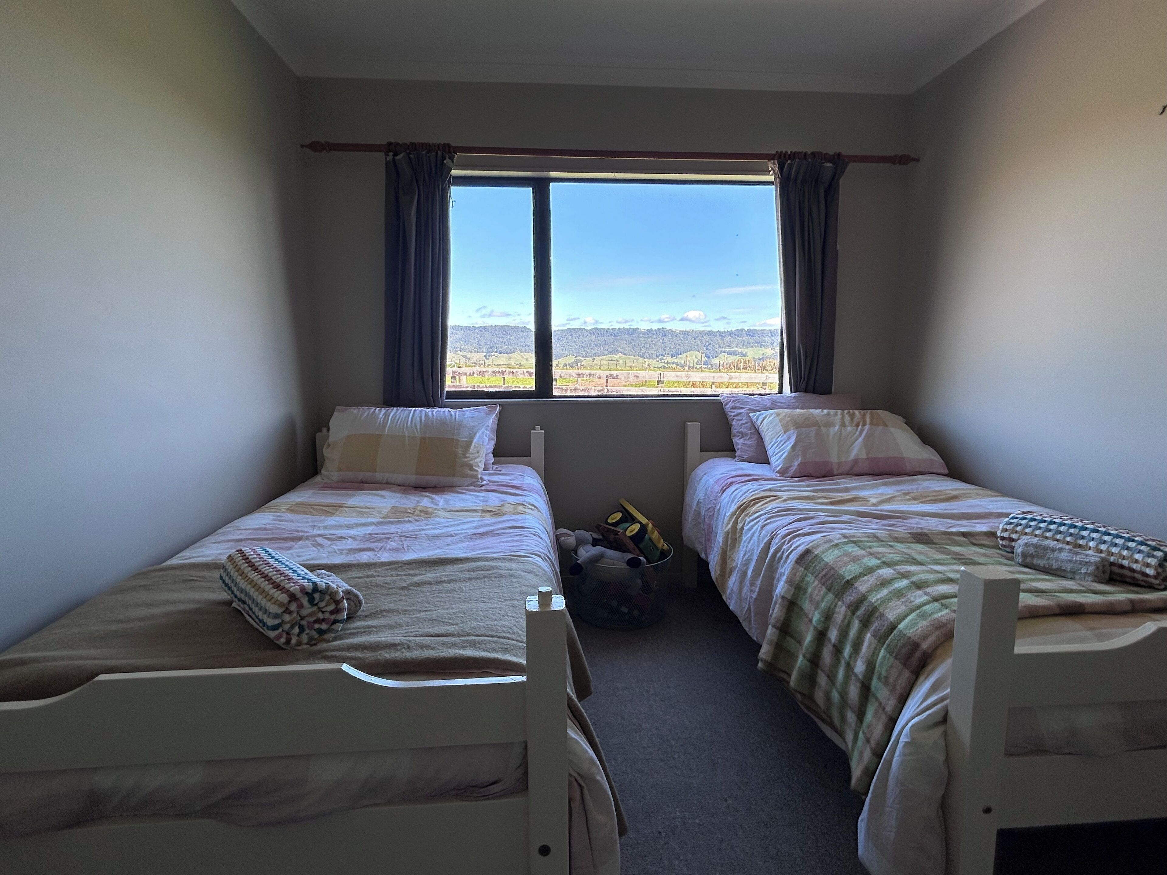 3 bedrooms, iron/ironing board, bed sheets