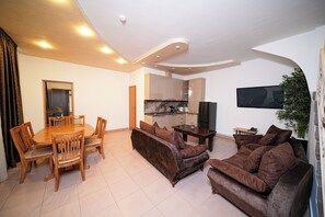 Luxury-Apartment | Wohnbereich | 30-Zoll-Flachbildfernseher mit Kabelempfang