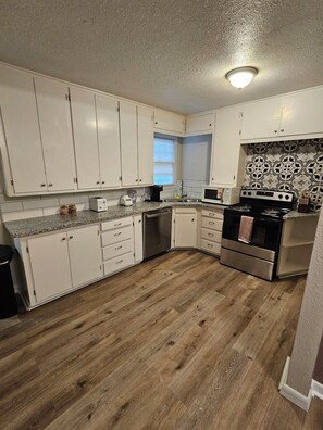 Fridge, microwave, oven, stovetop - Isolated King bed, 2 Queen beds - Fenced yard - 9 min to Texas Tech (Lubbock)