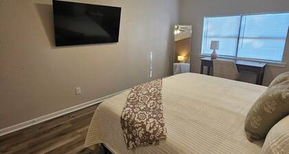 Isolated King bed, 2 Queen beds - Fenced yard - 9 min to Texas Tech