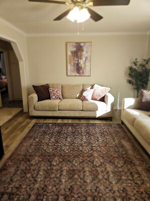 Smart TV - Isolated King bed, 2 Queen beds - Fenced yard - 9 min to Texas Tech (Lubbock)