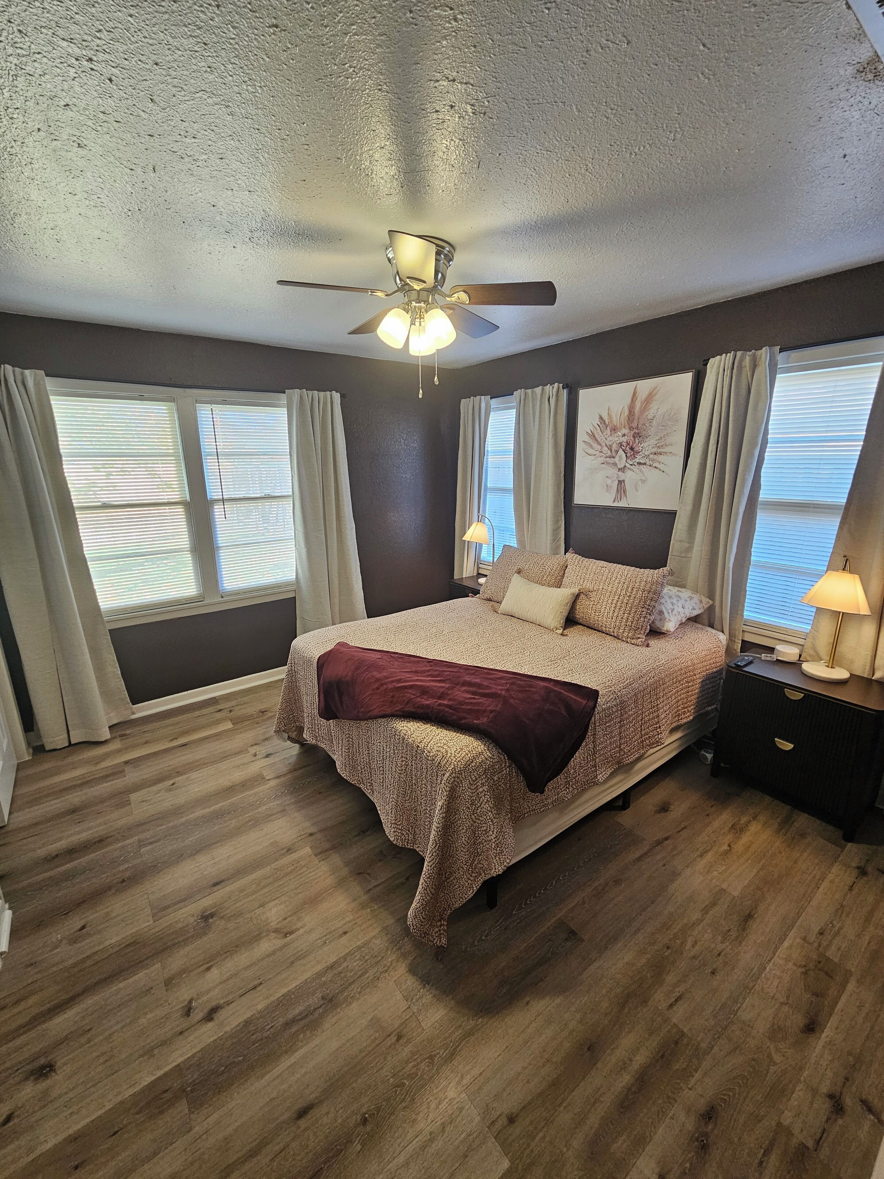 3 habitaciones, escritorio, tabla de planchar con plancha y wifi gratis 