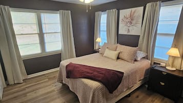 3 makuuhuonetta, työpöytä, silitysrauta/-lauta, ilmainen Wi-Fi