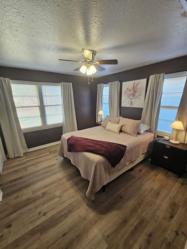 Isolated King bed, 2 Queen beds - Fenced yard - 9 min to Texas Tech