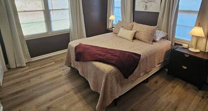 Isolated King bed, 2 Queen beds - Fenced yard - 9 min to Texas Tech