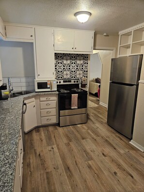 Fridge, microwave, oven, stovetop - Isolated King bed, 2 Queen beds - Fenced yard - 9 min to Texas Tech (Lubbock)